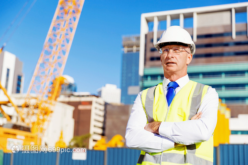 城市脊梁 建筑工地上穿安全背心的建设者